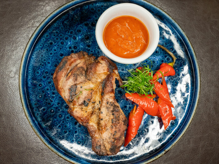 Стейк из cвинoй шеи с соусом «Ромеско»