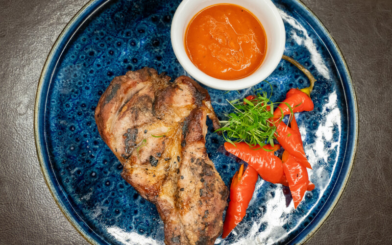 Стейк из cвинoй шеи с соусом «Ромеско»