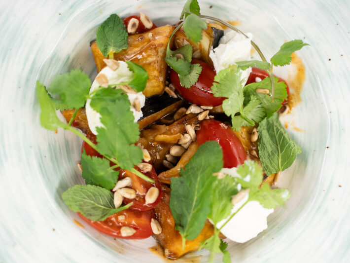 Салат с хрустящми баклажанами и соусом «Барбекю»