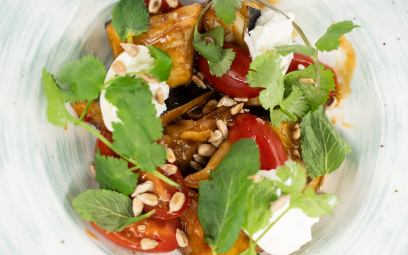 Салат с хрустящми баклажанами и соусом «Барбекю»