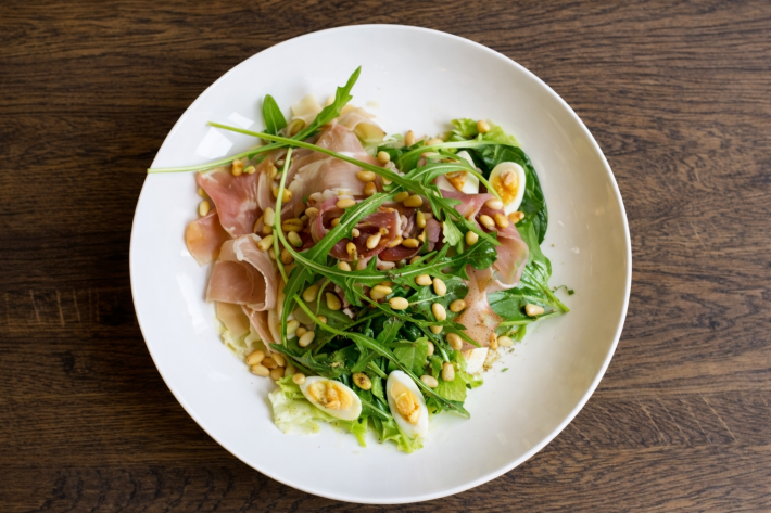 Салат с пармой и грушей