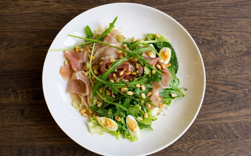 Салат с пармой и грушей