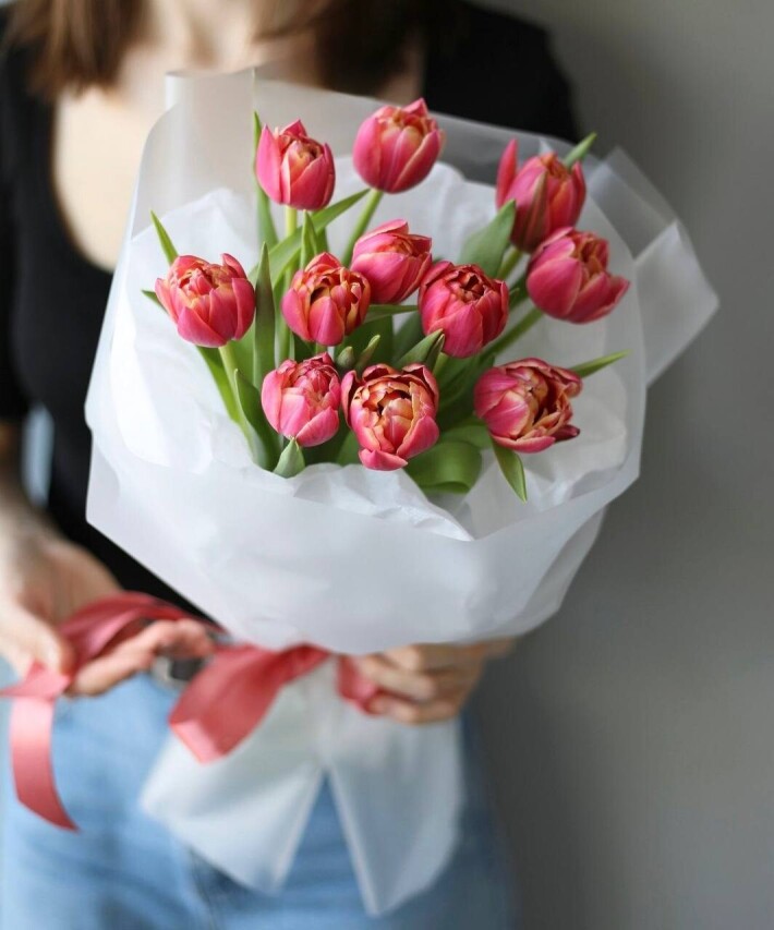 11 пионовидных тюльпанов