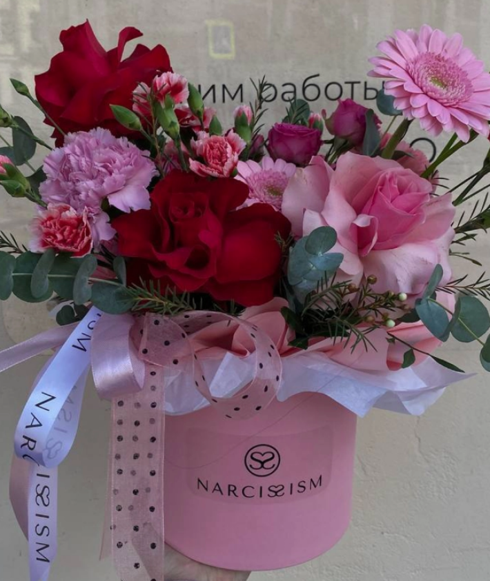 Шляпкая коробка с розами и диантусом