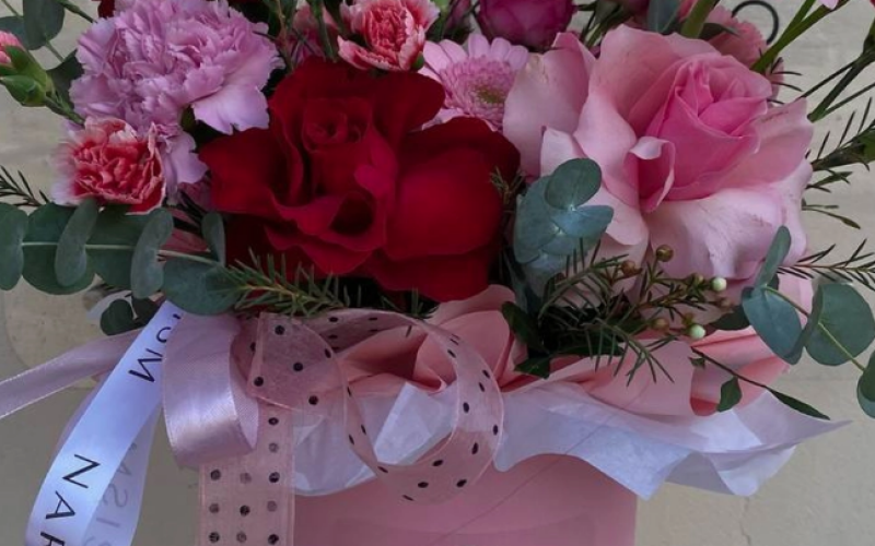 Шляпкая коробка с розами и диантусом