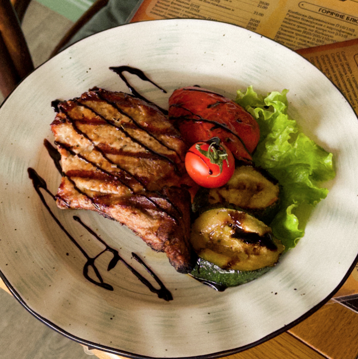 Корейка на косточке с овощами гриль