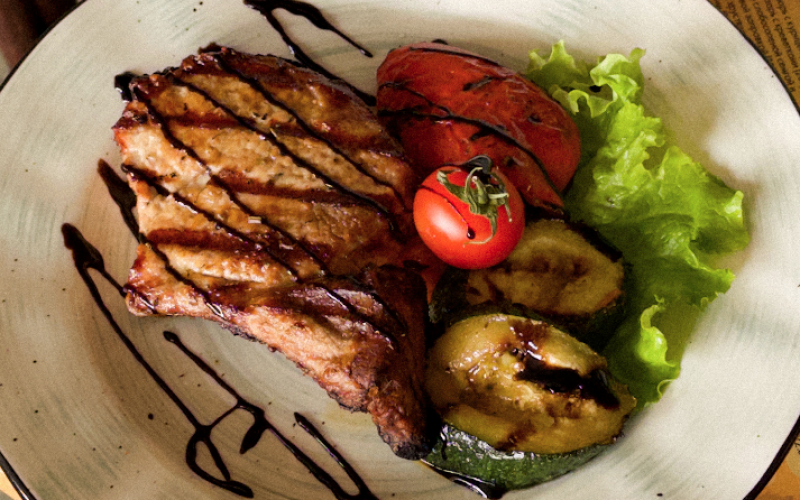 Корейка на косточке с овощами гриль