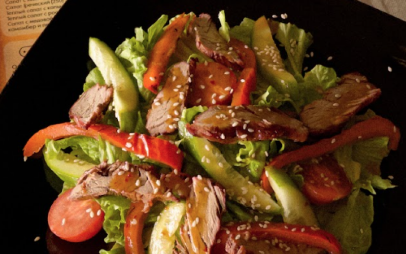 Салат «Тайский» с говядиной и печёным перцем