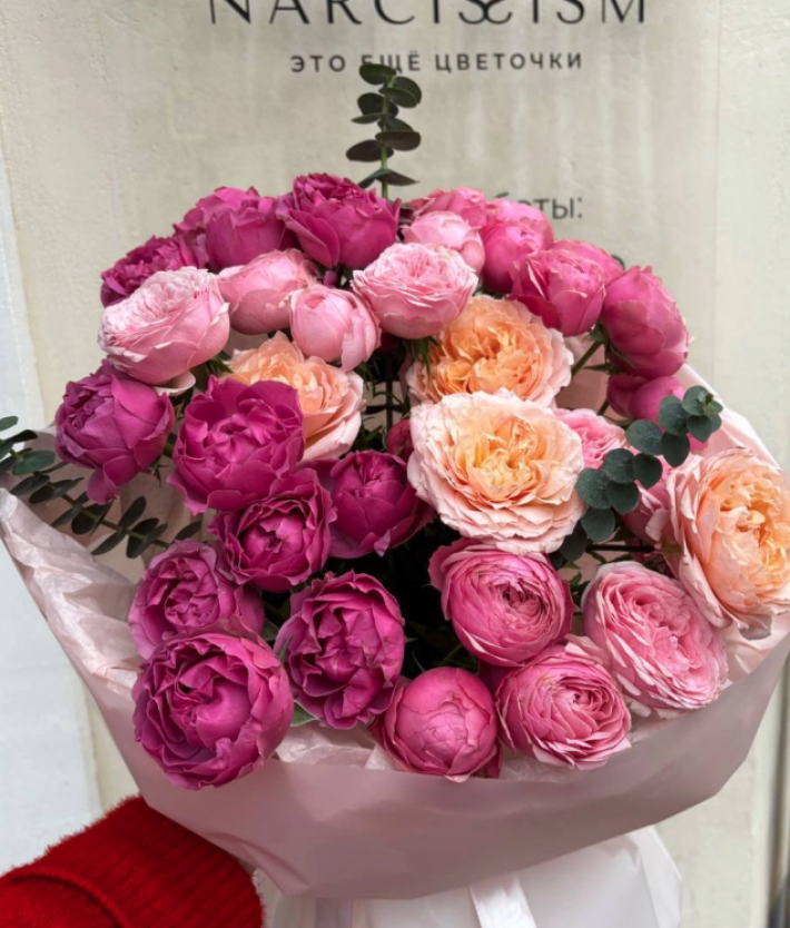 Букет из пионовидной кустовой розы микс и эвкалипт