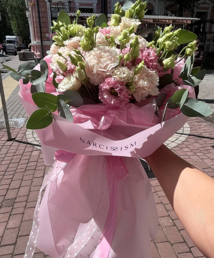 Букет пышных диантусов и эустом