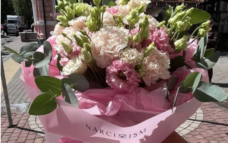 Букет пышных диантусов и эустом