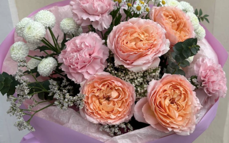 Букет «Авторский» с кустовой розой и танацетумом