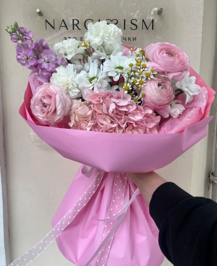 Букет с ароматной маттиолой, ранункулисами и воздушной гортензией