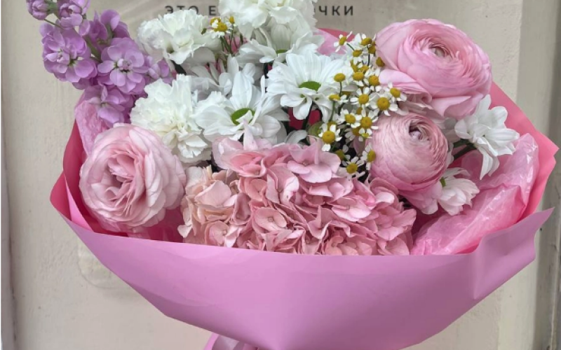 Букет с ароматной маттиолой, ранункулисами и воздушной гортензией