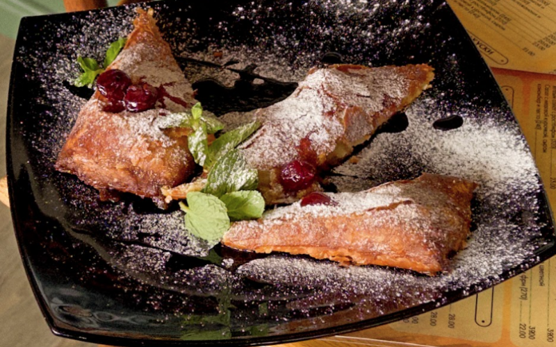 Яблочный штрудель с вишнёвым вареньем