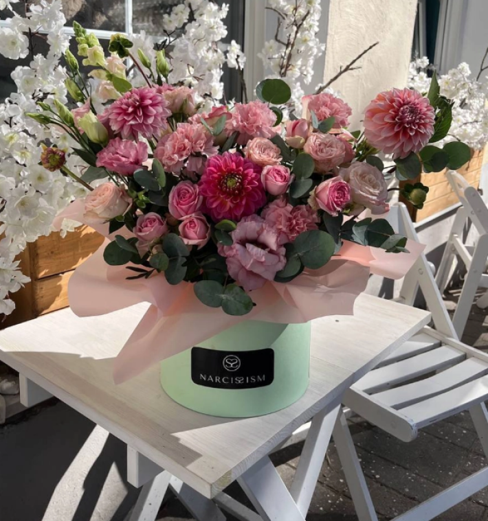 Шляпная коробка с георгинами