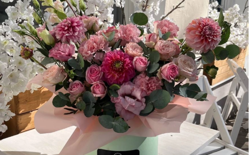 Шляпная коробка с георгинами