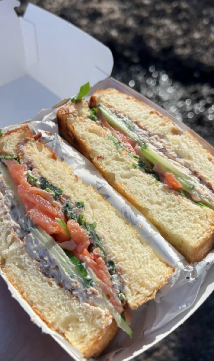 Сэндвич с форелью и творожным сыром