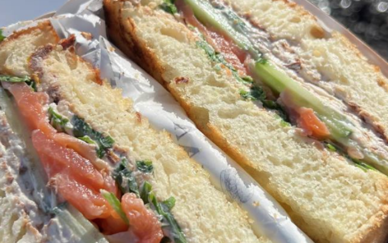 Сэндвич с форелью и творожным сыром