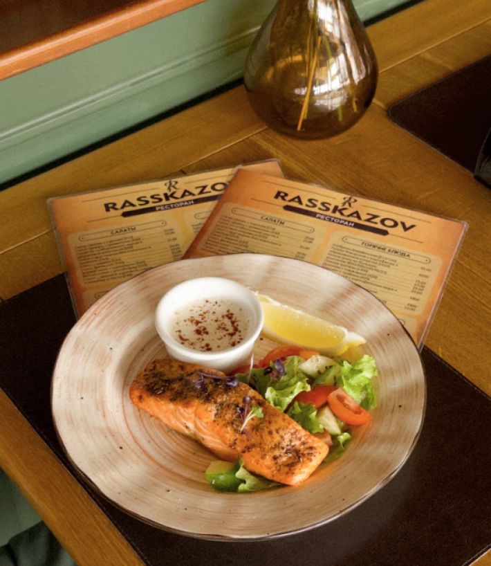 Стейк из сёмги на овощной подушке со сливочным соусом