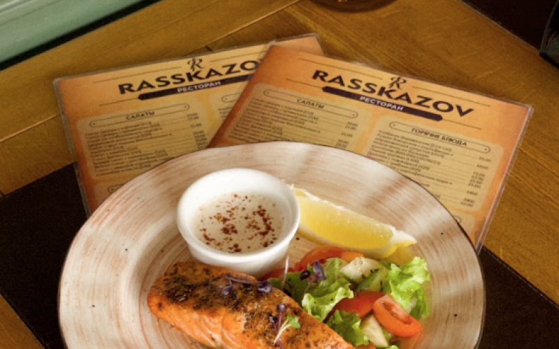 Стейк из сёмги на овощной подушке со сливочным соусом