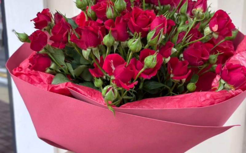 Букет «Яркость стиля» с кустовой розы