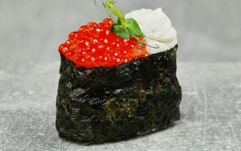 Гункан с икрой лосося
