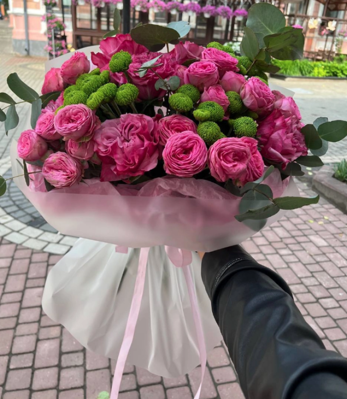 Яркий букет с пионовидными розами и хризантемой