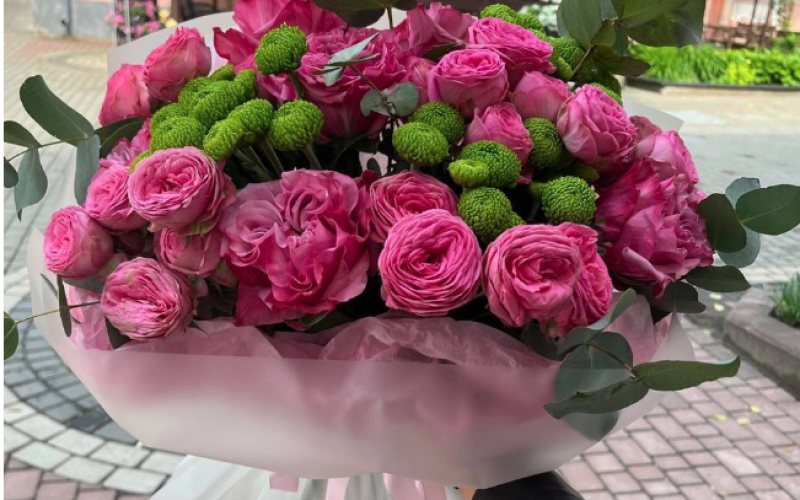 Яркий букет с пионовидными розами и хризантемой