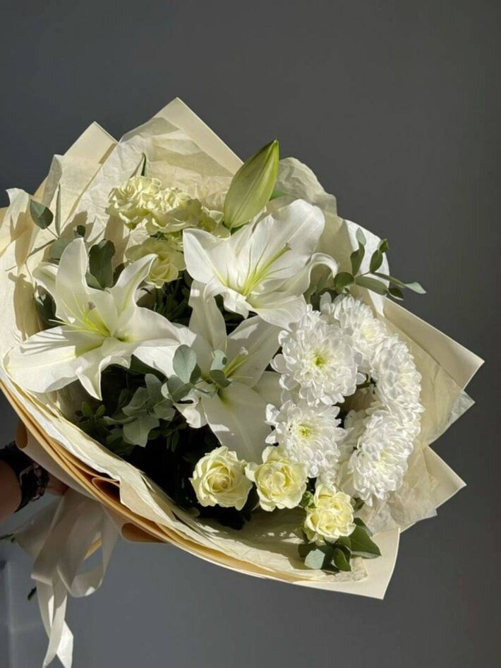 Букет лилии, хризантемы и розы .