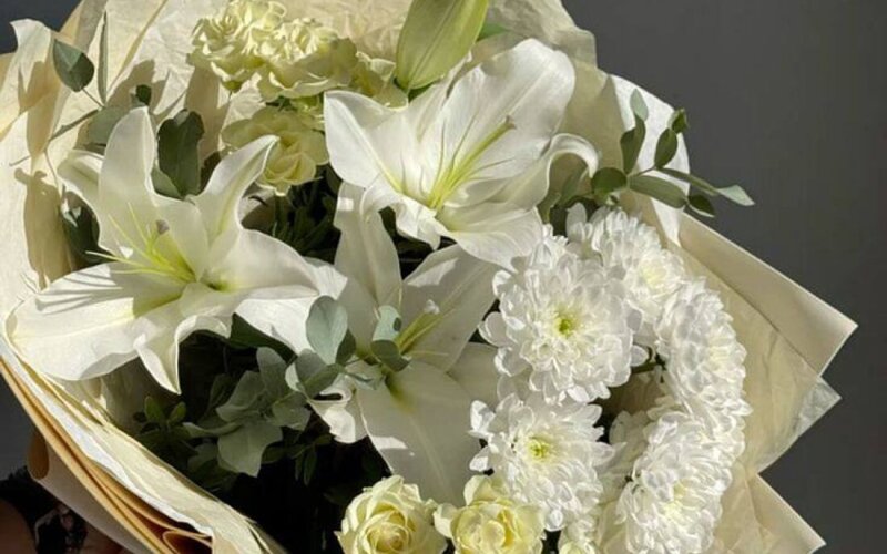 Букет лилии, хризантемы и розы .