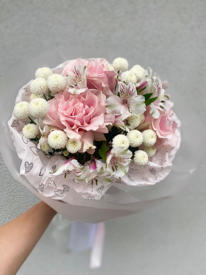 Букет сборный из французских роз 
и хризантем.