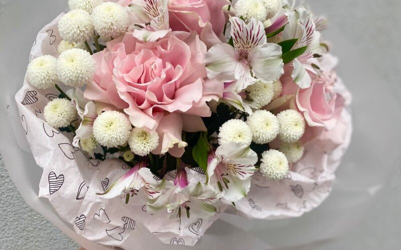 Букет сборный из французских роз 
и хризантем.