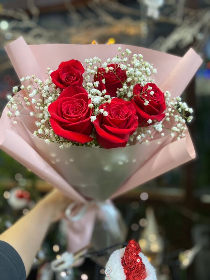 Букет красных роз и гипсофилы