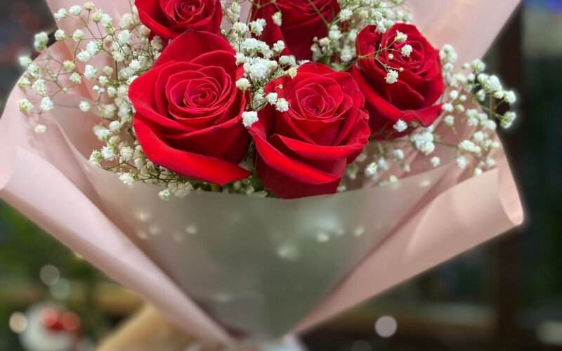 Букет красных роз и гипсофилы