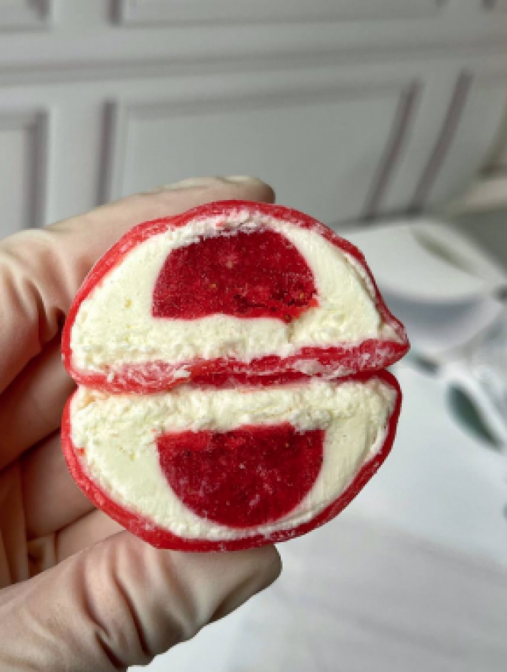 Пирожное моти «Клубничный пломбир»