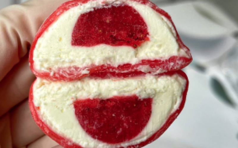 Пирожное моти «Клубничный пломбир»