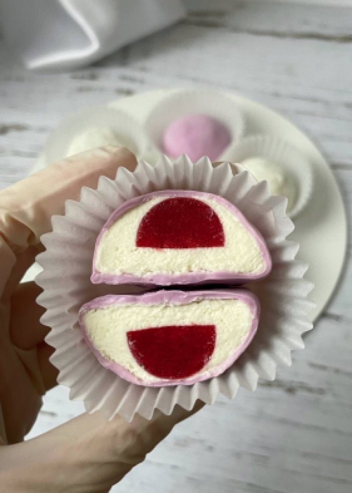 Пирожное моти «Клубничный»