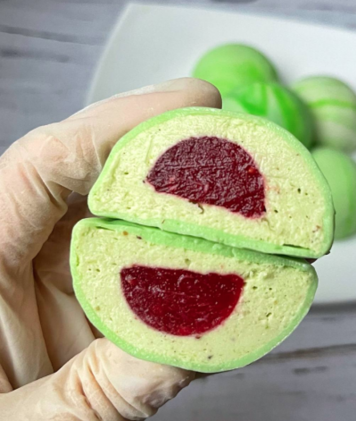 Пирожное моти «Малина-фисташка»