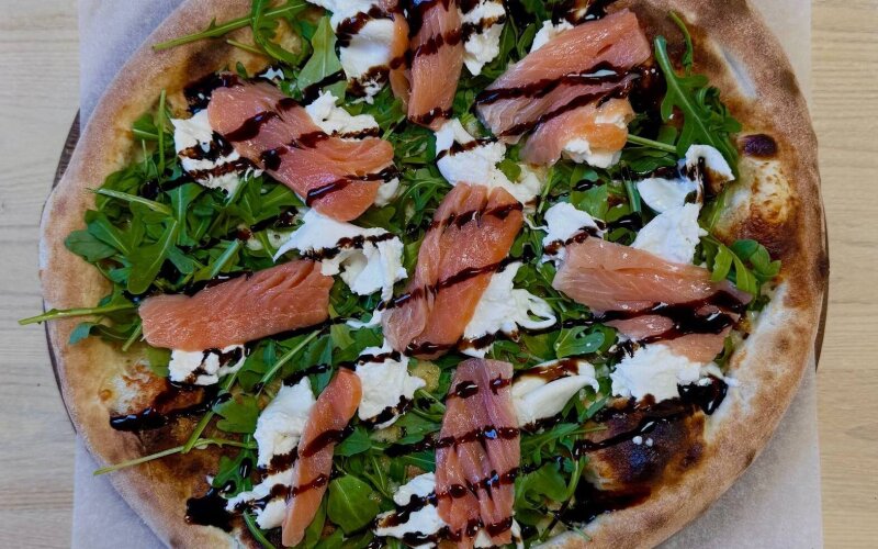 Пицца "Буррата лосось"