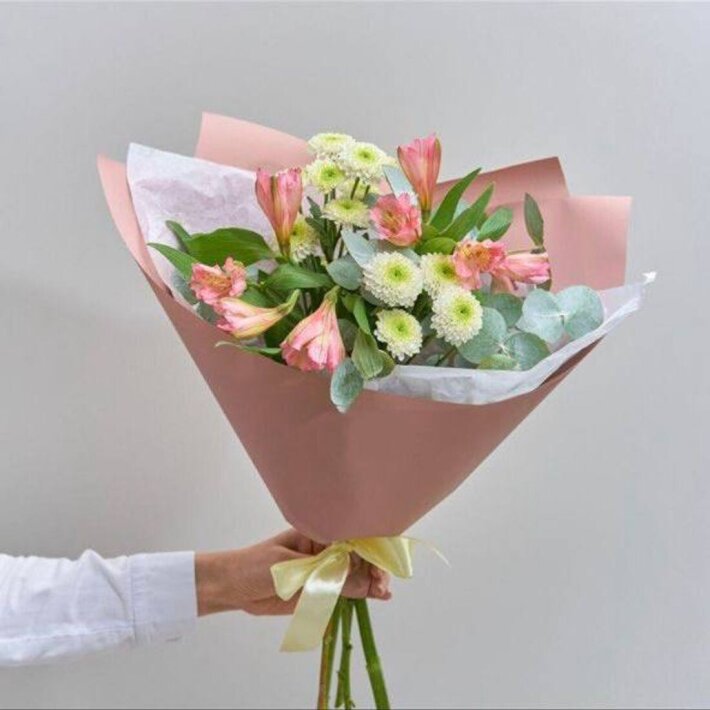 Букет сборный альстромерии и хризантемы.