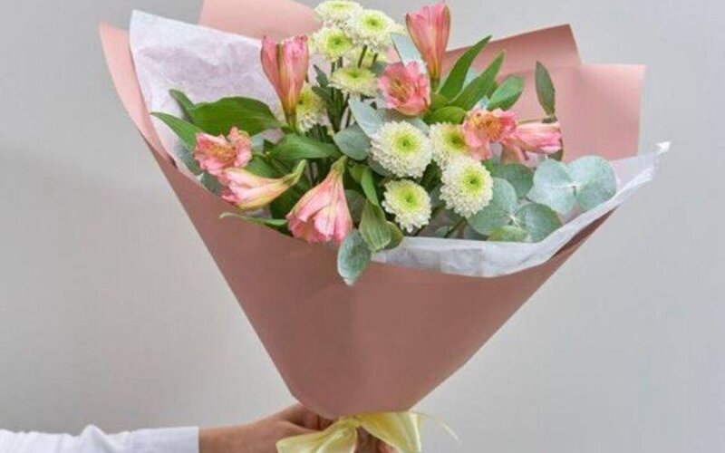 Букет сборный альстромерии и хризантемы.