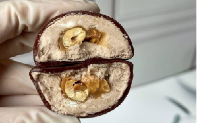 Пирожное моти «Сникерс»