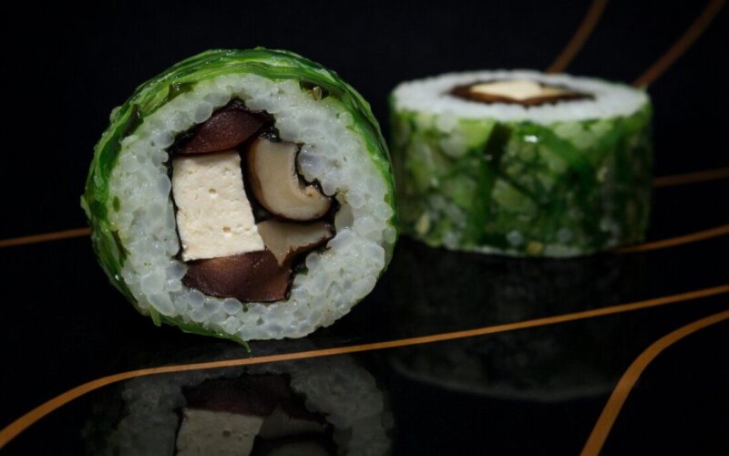 Ролл веганский с шиитаке и томатом