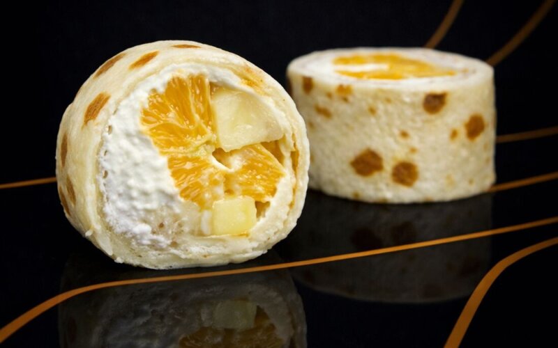 Ролл с бананом и ананасом