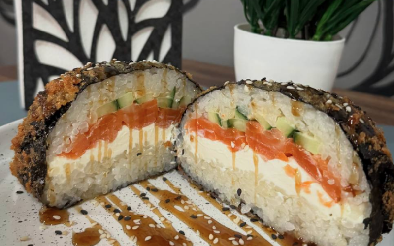 Суши-бургер с креветками