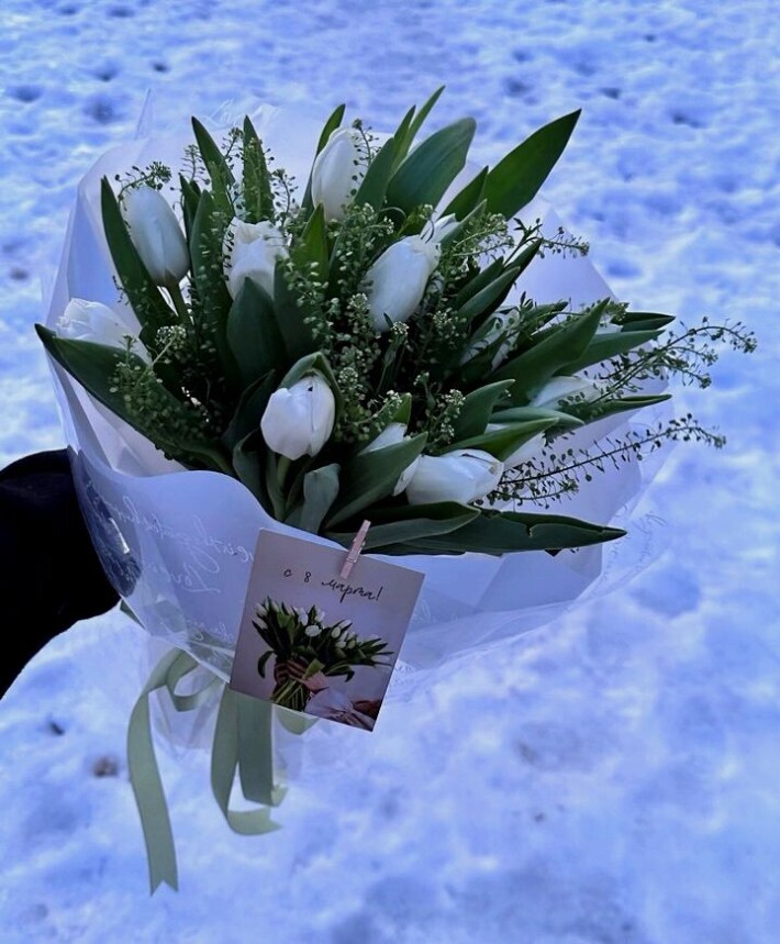 Букет 15 тюльпанов с зеленью