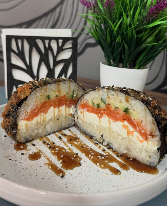 Суши-бургер с лососем