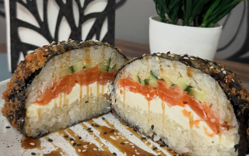 Суши-бургер с лососем