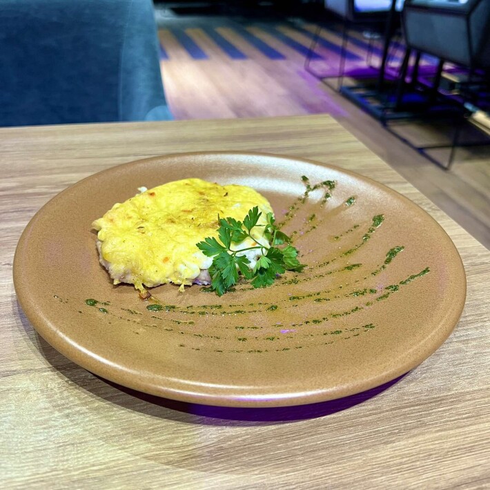 Филе птицы, запеченное с помидорами и грибами